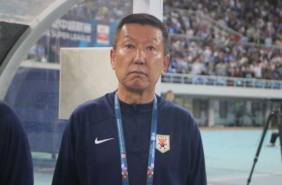 而且，他除了额头被人刻了字，面部也有伤，还掉了八颗牙齿，初步推测应该是对方徒手打掉的。