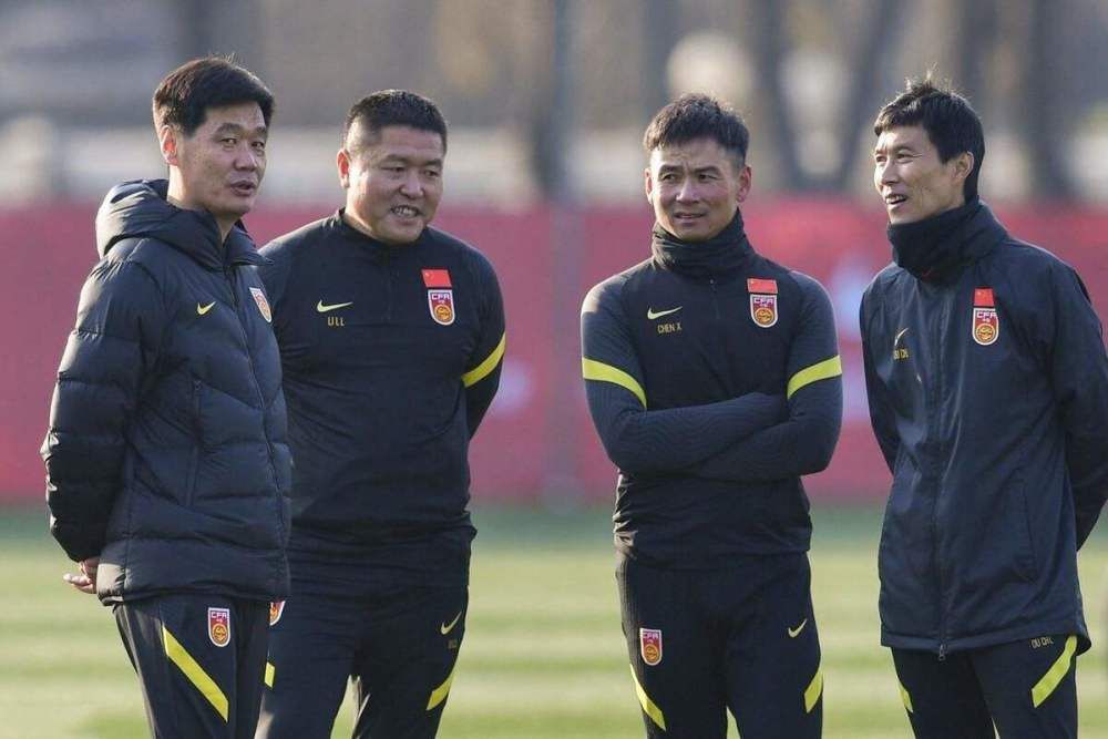 拉特克利夫计划在曼联也采用相同策略，这不仅仅是为削减成本，也是因为他相信减少人数可以建立更高水平的问责制和更明确的目标。